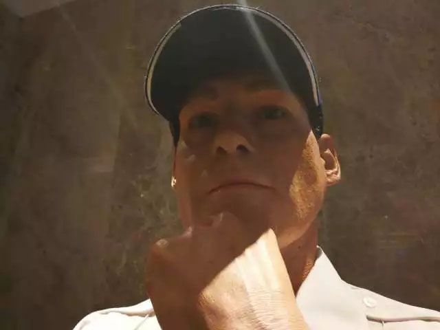 凌厲的眼神流轉，目光如炬，手掌的青筋清晰暴出，歲月的紋路無情橫亙&mdash;&mdash;樹脂雕塑《站崗》