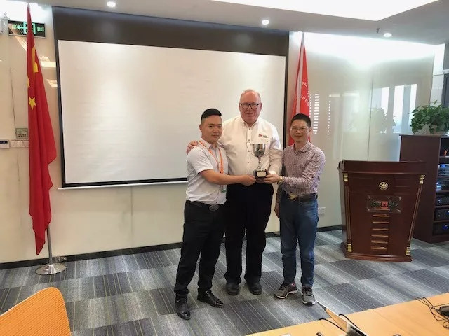 美國Stoner公司對(duì)廣東博皓公司進(jìn)行了表彰以及頒發(fā)獎(jiǎng)杯