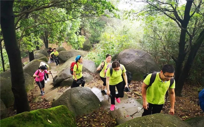 博皓人穩(wěn)健的步伐，燦爛的笑容，同心徒步
