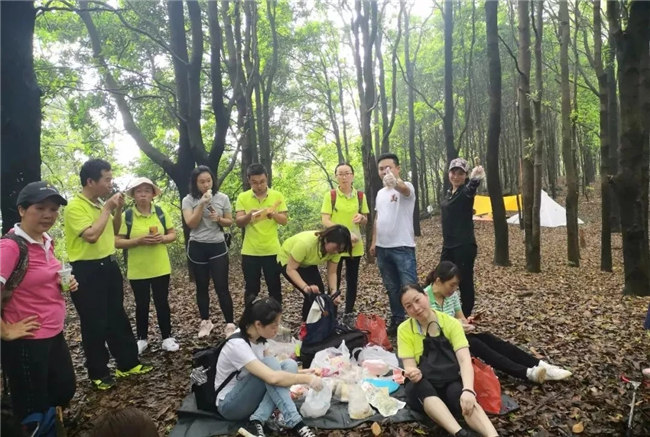 博皓人勞作過后，分享、享受美食