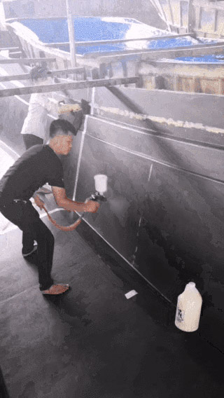 工人在FRP船模上噴涂蜜蠟HydroSpeed。它可以節省時間，勞動力和金錢！