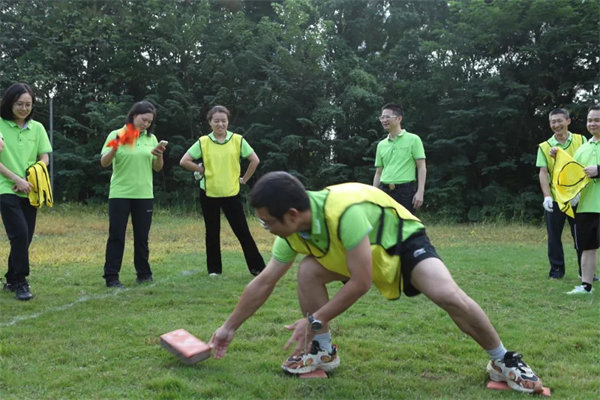 運(yùn)動與激情碰撞，健康與快樂共享&mdash;廣東博皓第六屆運(yùn)動會   -趣味接磚比賽