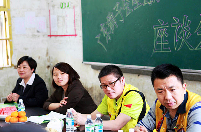 上猶團縣委曾書記(左二)、廣東獅子會星海隊的前任隊長吳志強獅兄、現任隊長宋衛星獅兄在座談會